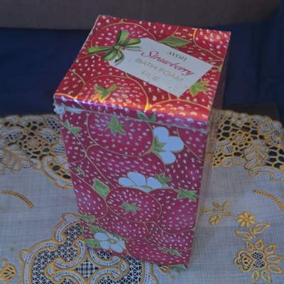 Avon Bath Foam Strawberry Scent 4 fl oz with Strawberry Box, Red