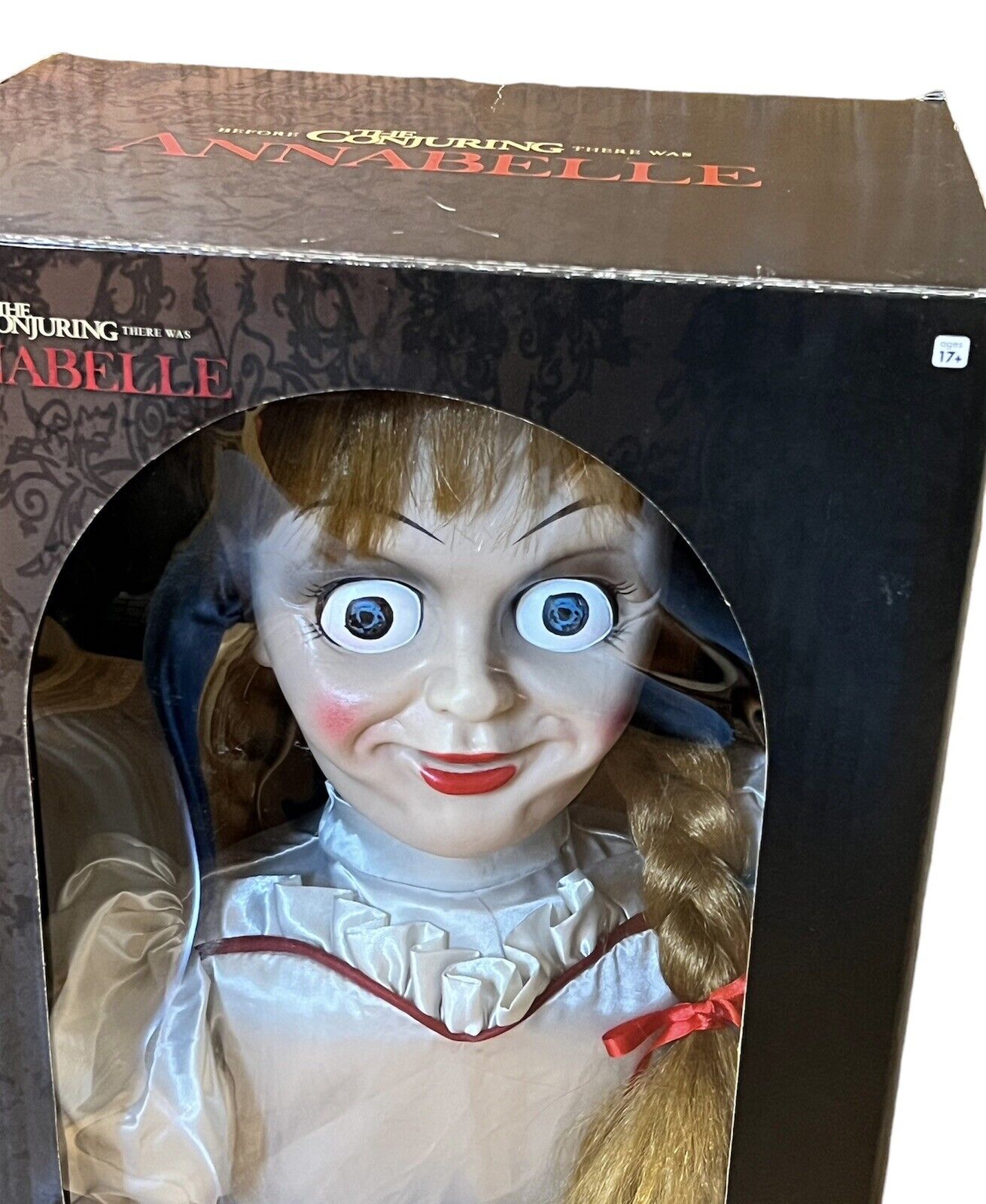 Boneca Spirit Halloween Annabelle em tamanho natural, oficialmente