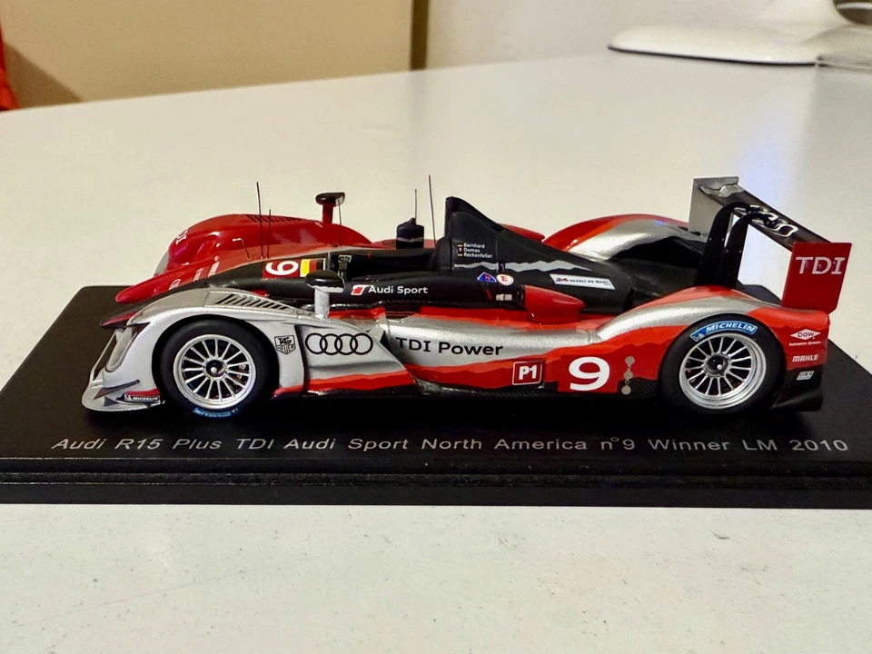 SPARK MODELS 43LM10 AUDI R15 PLUS TDI WINNER LE MANS 2010 1/43 - Immagine 2 di 4