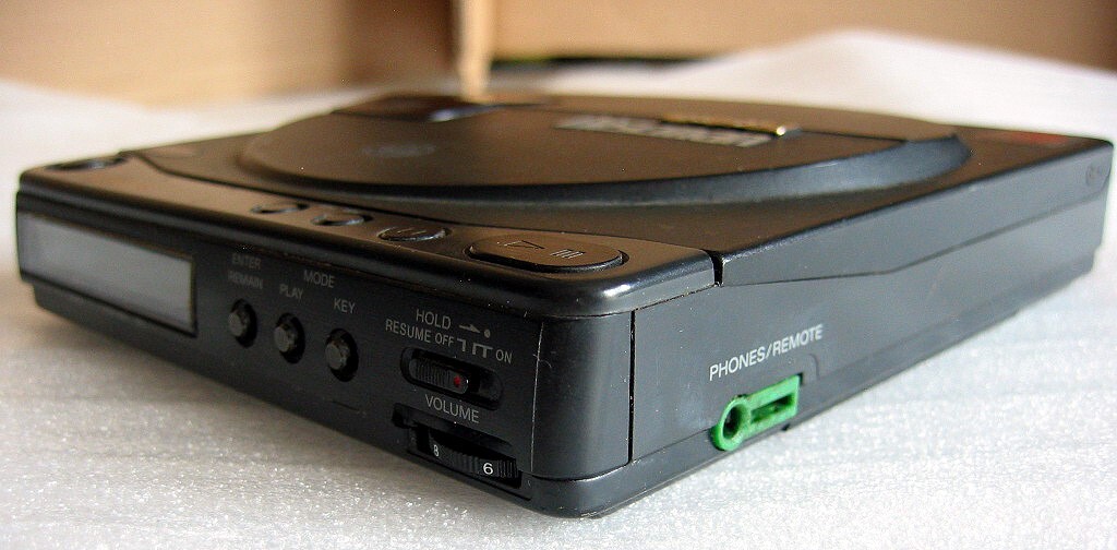 SONY Discman D-99 ポータブルCDプレーヤー Sony Discman D-99 portable CD player (1990) - YouTube