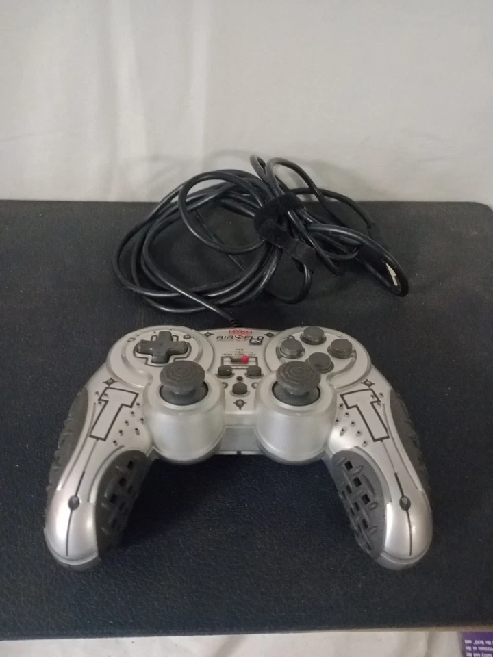 Controlador para juegos PC Nyko Air Flo plateado modelo 80650-H08 con tecnología Airflow Foto 2 de 4