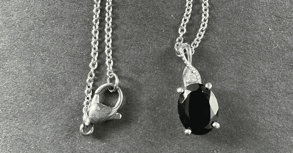 Colar pingente espinélio preto, ligado a platina, corrente de aço inoxidável 20" - Imagem 3 de 4