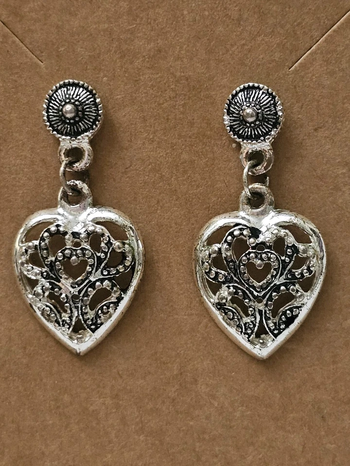 Pendientes corazón filigrana tono plata inspiración vintage Foto 4 de 4