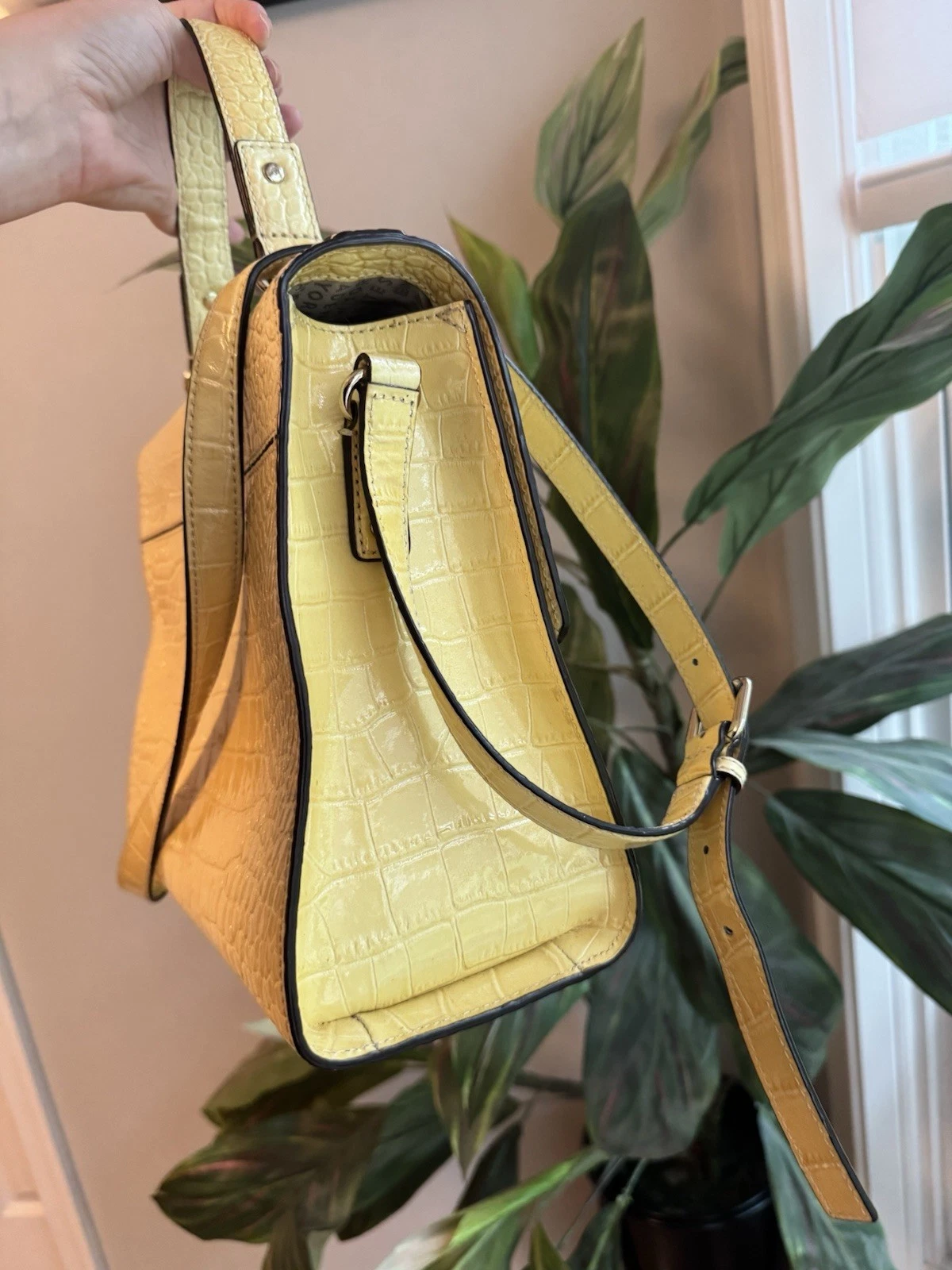Borsa a tracolla Kate Spade giallo chiaro Knightsbridge Doris Croc in pelle goffrata