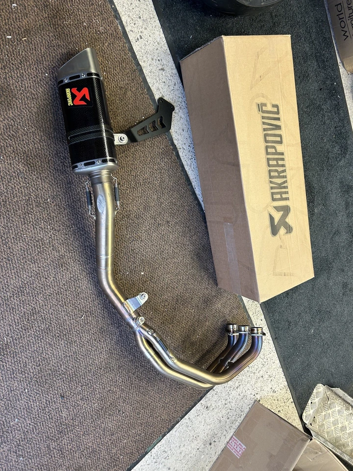 Akrapovic Exhaust System Racing Line Carbon End Can Yamaha MT09 SP 2023 - Image 3 of 4