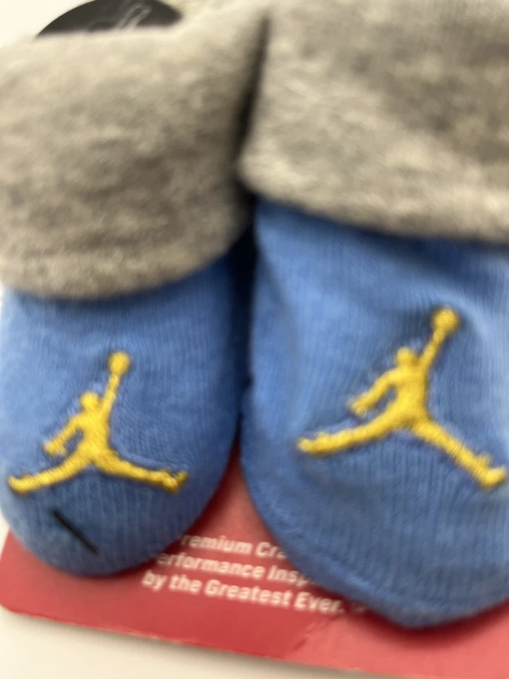 Jordan Bebé Niño Sombrero y Cuna Botines Calcetines Conjunto de Dos Piezas Talla 0/6 Mo Azul Y Gris Foto 2 de 4