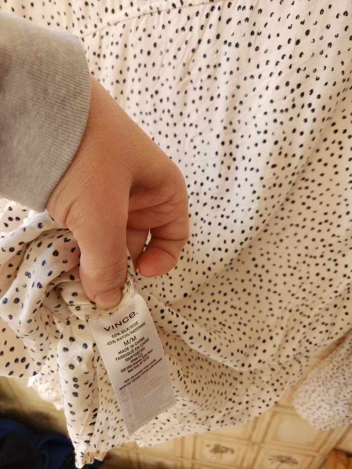 Blusa Vince Black Dot rayon e seda tamanho médio - Imagem 3 de 4