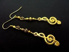 A PAIR OF  GOLD COLOUR  MUSICAL NOTE TREBLE CLEF THEMED   EARRINGS. NEW.