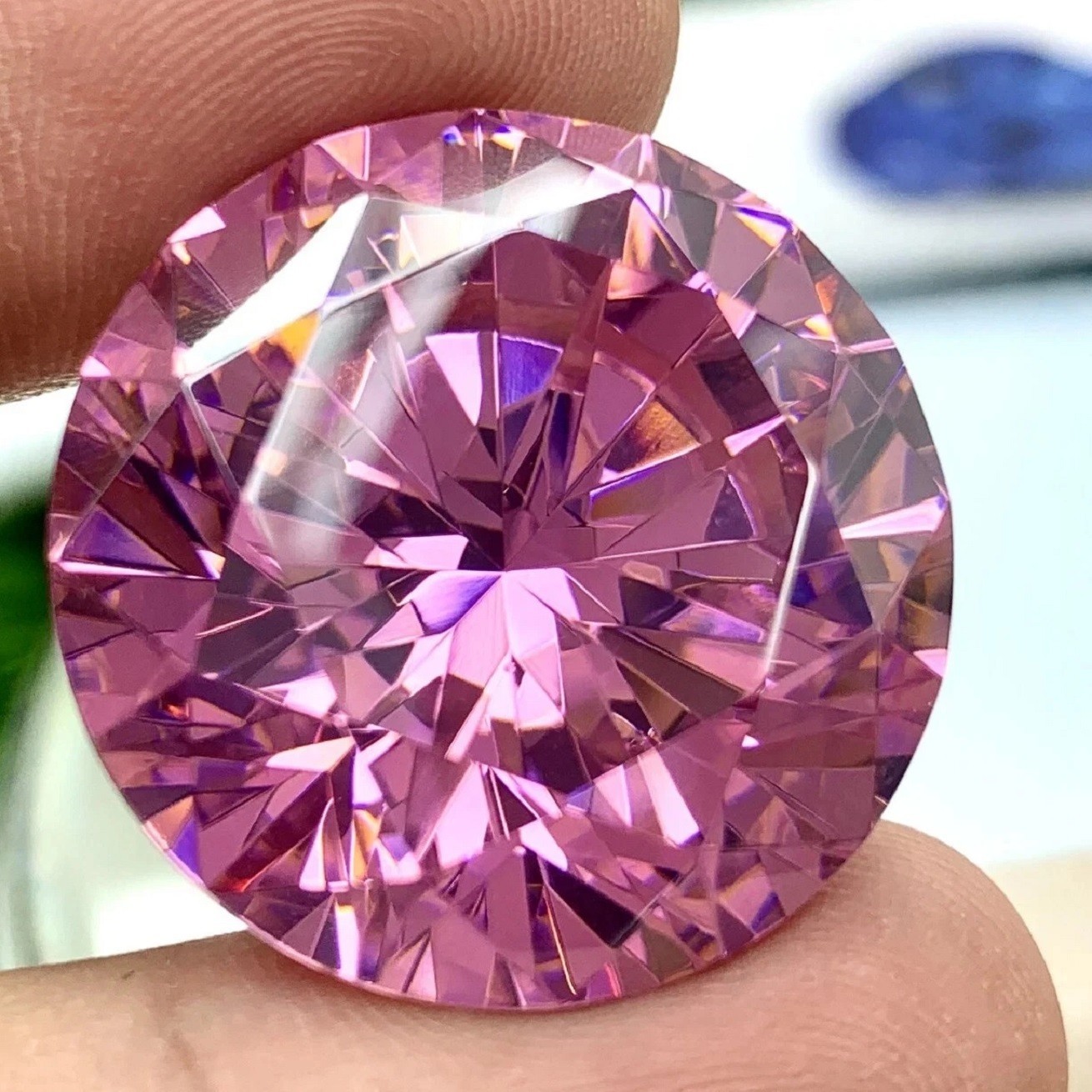 Cubic Zirconium rose de 111.2 Cts en taille rond facetté pour création joaillière