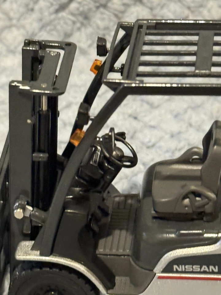 Carretilla elevadora modelo Nissan 25 Agres plateada y negra escala 1:25 RARA Foto 3 de 4