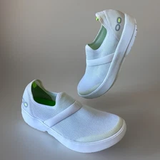 OOFOS OOmg eeZee Low Sneakers Women’s 9 White Slip On Comfort Recovery Shoes