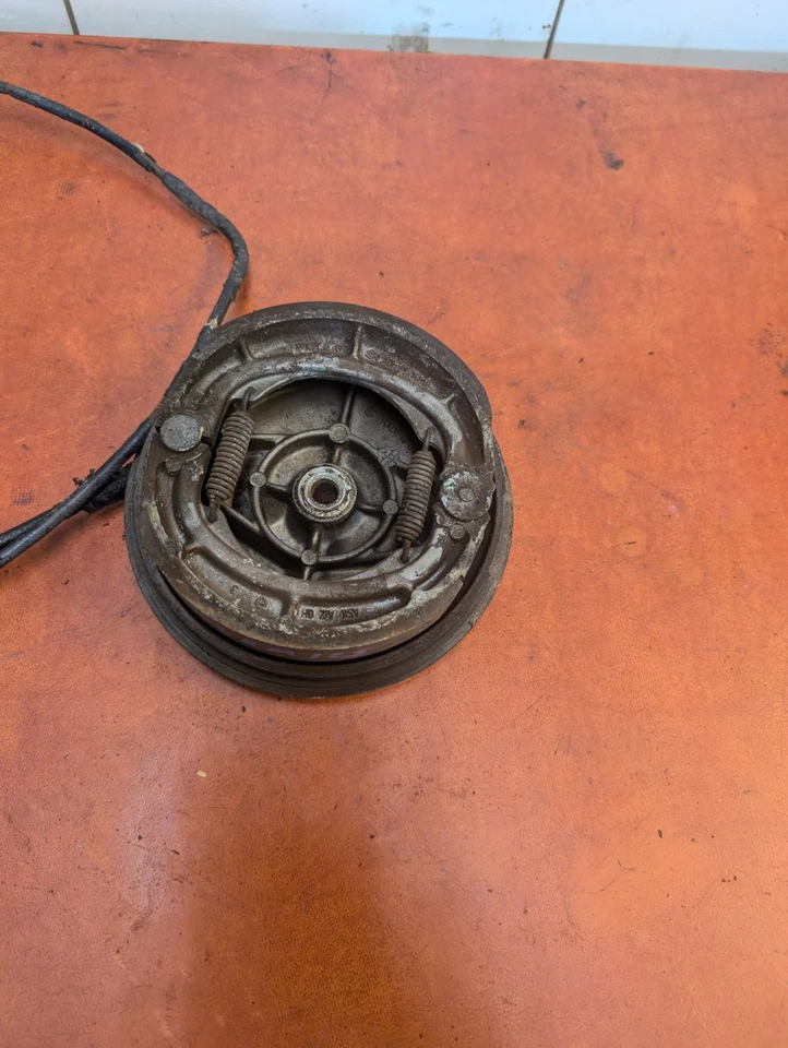 1981-82 SUZUKI RM125 OEM ПЕРЕДНЯЯ ТОРМОЗНАЯ ЗАДНЯЯ ПЛАСТИНА СТУПИЧНАЯ ПАНЕЛЬ С ТОРМОЗНЫМ КАБЕЛЕМ - Изображение 4 из 4