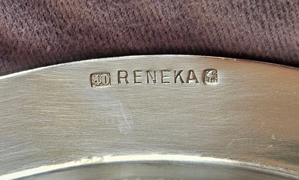 RENEKA : plat rond en métal argenté - Modèle à filets contour chantourné - Photo 4/4