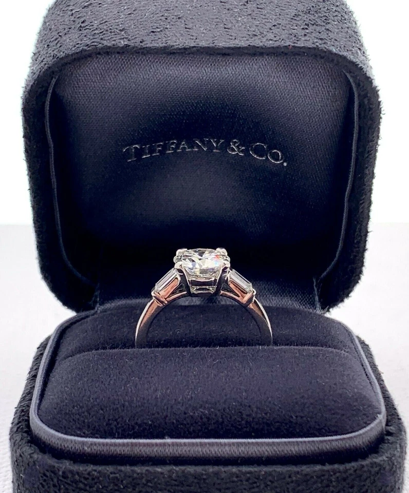 Anillo de compromiso Tiffany & Co. vintage de diamantes de corte antiguo de 1,45 quilates con baguettes Foto 3 de 4