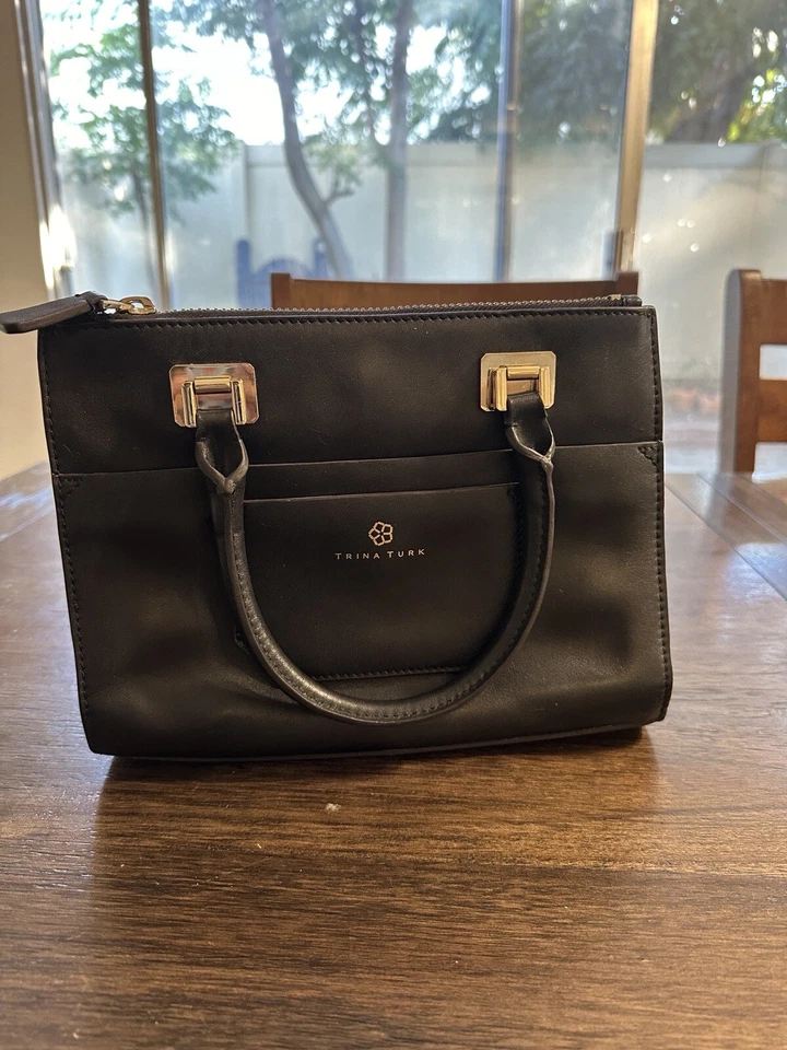 Trina Turk Mujer Negro Bolso de Mano Cartera Asas de Cuero Falta Correa Bandolera Foto 2 de 4