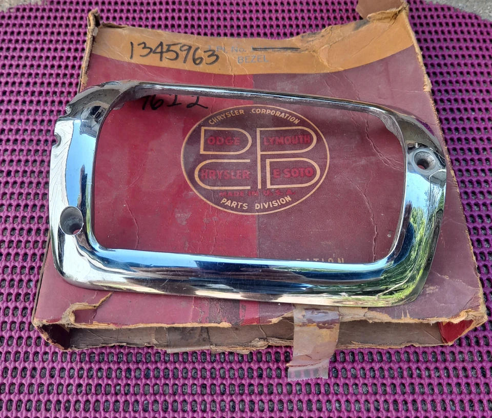 Chrysler New Yorker C52 1951 1952 nuevo MoPar bisel de lámpara trasera izquierda Foto 2 de 4