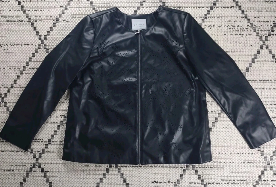 Chaqueta de cuero sintético Susan Graver para mujer con detalle láser negra talla L nueva con etiquetas Foto 2 de 4