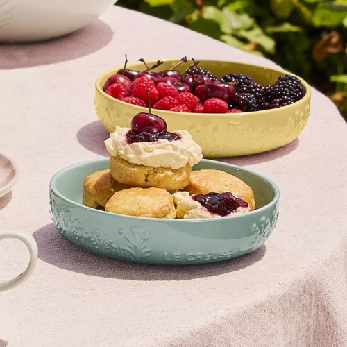 Le Creuset Sphere Dish Spring Relief Sea Salt Blue 18cm Stoneware NEW In Box - Picture 3 of 11