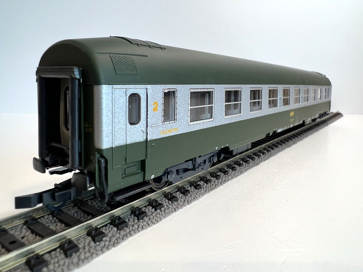 Roco 44601/44250C – Voiture Couchettes UIC B9c9 ép.IV SNCF Couleur Vert (HO)