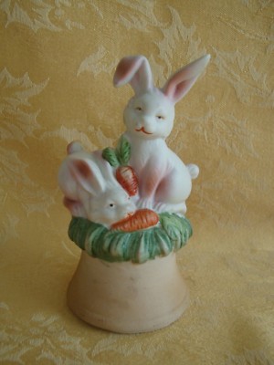 VINTAGE CERAMIC TWO BUNNY RABBITS EATING CARROT FIGURINE VERY CUTE