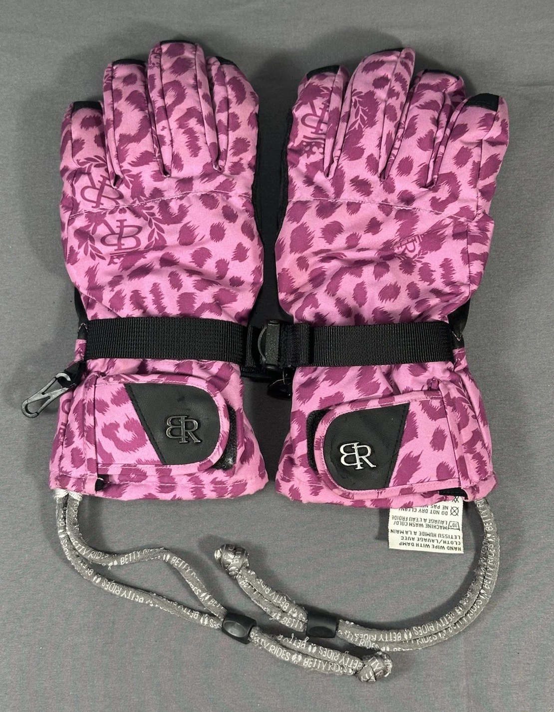 Rare Betty Rides Women’s Snowboarding Snow Gloves Mitts Size Small Pink & Purple
Opens in a new wind