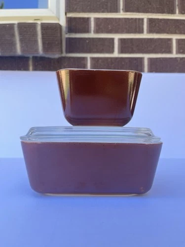 Vintage Set Of Two Small Brown Pyrex Refrigerator Dishes With Lids