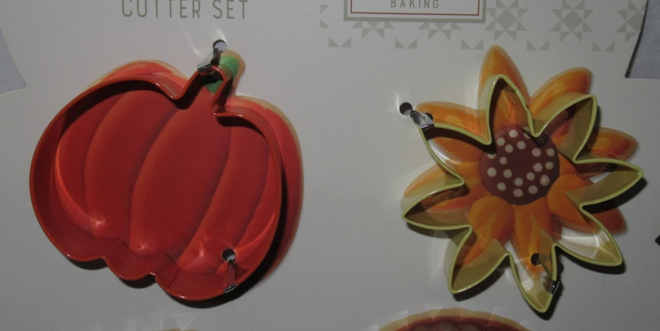 Набор из 4 металлических резаков для печенья WILTON ПРОСТО ОСЕННЯЯ ВЫПЕЧКА пирог с индейкой подсолнечником - Изображение 3 из 4