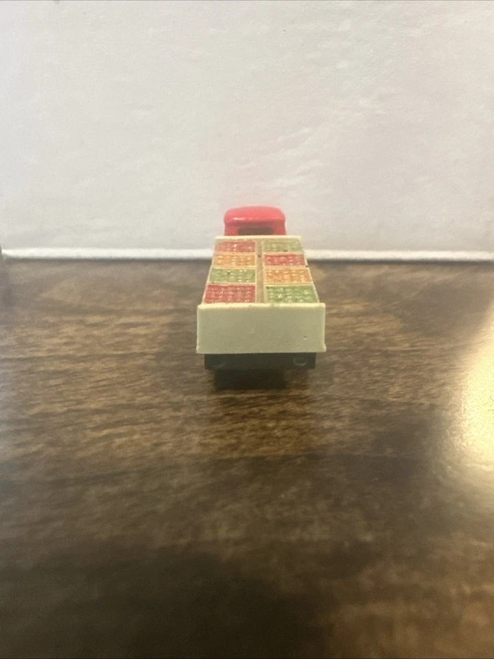 N Scale Flatbed Delivery Truck Red Cab With Flatbed Load Of Fruit Model Trains - Image 4 of 4