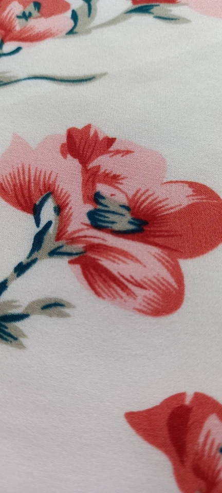 Tela Viscosa Floral 150x150 cm - Flores Rojo Azul sobre Blanco - Ligera Suave  Foto 3 de 4