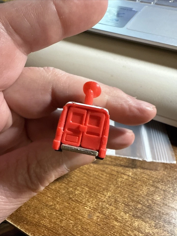 Mini furgoneta TV Hot Wheels muy pequeña con plato rojo marcado TV 14 noticias Foto 4 de 4