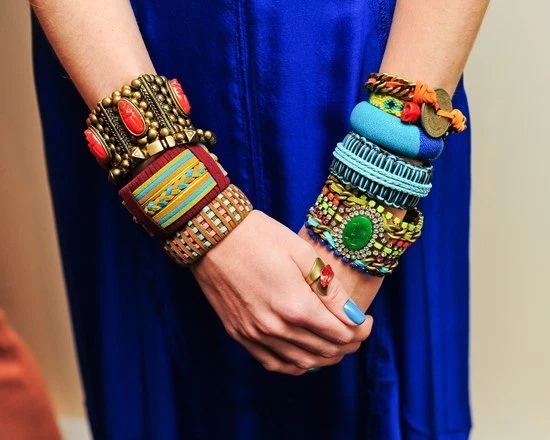 Puño de gamuza trenzado verde óxido DANNIJO NUEVO SIN ETIQUETAS $250 Foto 2 de 4