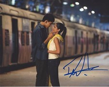 ACTOR DEV PATEL SIGNED 'SLUMDOG MILLIONAIRE' MOVIE 8X10 PHOTO W/COA NEWSROOM