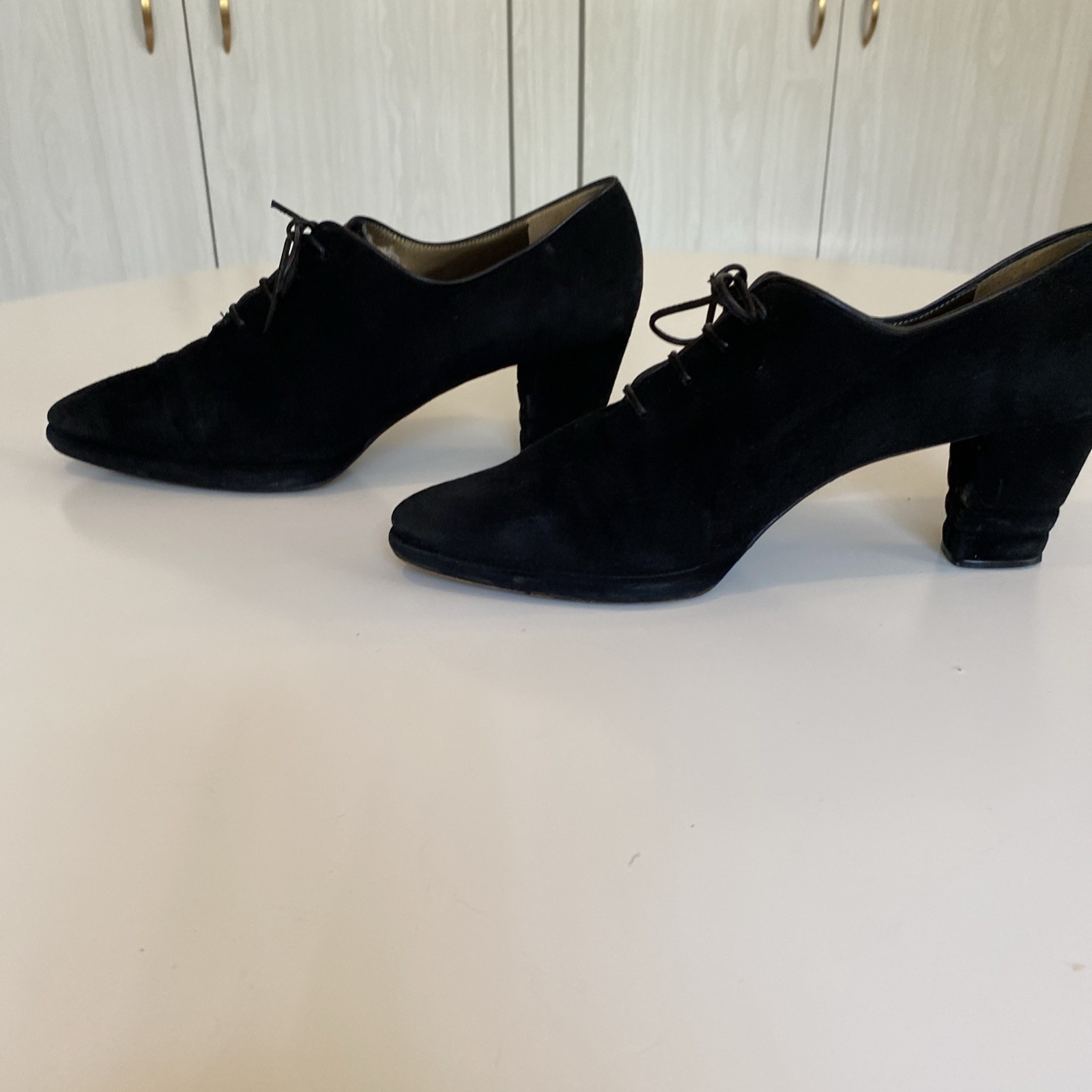 Tacchi alti in camoscio nero con lacci Yves Saint Laurent vintage anni 90