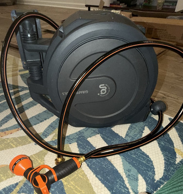 Giraffe Tools Auto Rewind Retractable Wall Hose Reel w/ 130 ft Hose Gray