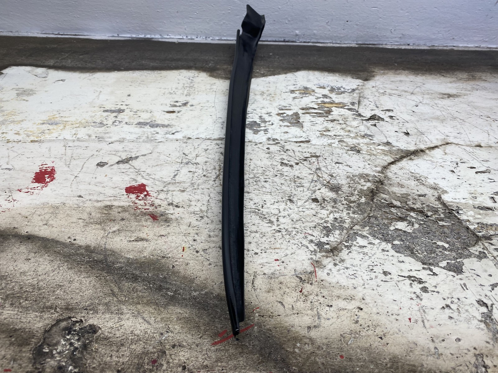 2010-2020 BENTLEY MULSANNE FRONT LEFT WINDSHIELD A PILLAR BODY TRIM DRIP SEAL
