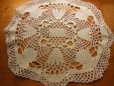 Napperon vintage beige crochet dentelle écru 27 cm sur 30 cm B7-12