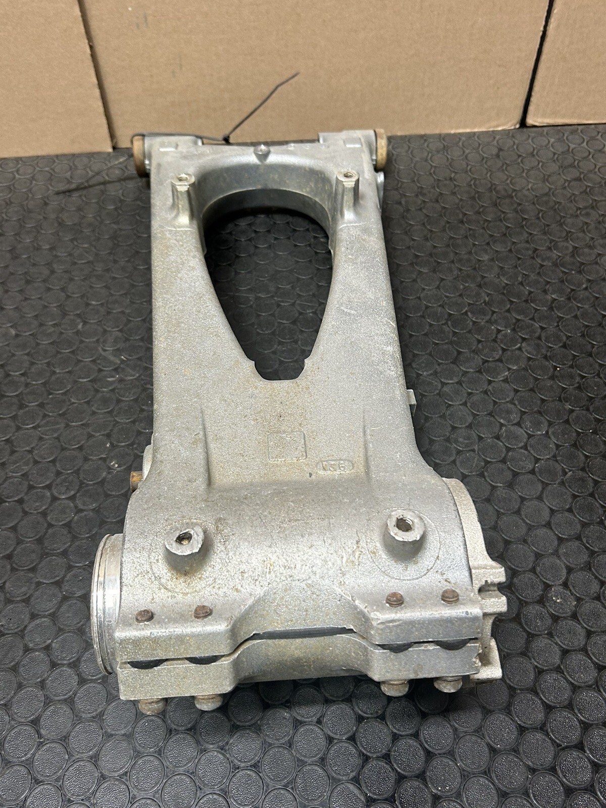 9904 HONDA TRX400EX OEM REAR SUSPENSION SWINGARM AXLE CARRIER 🔥