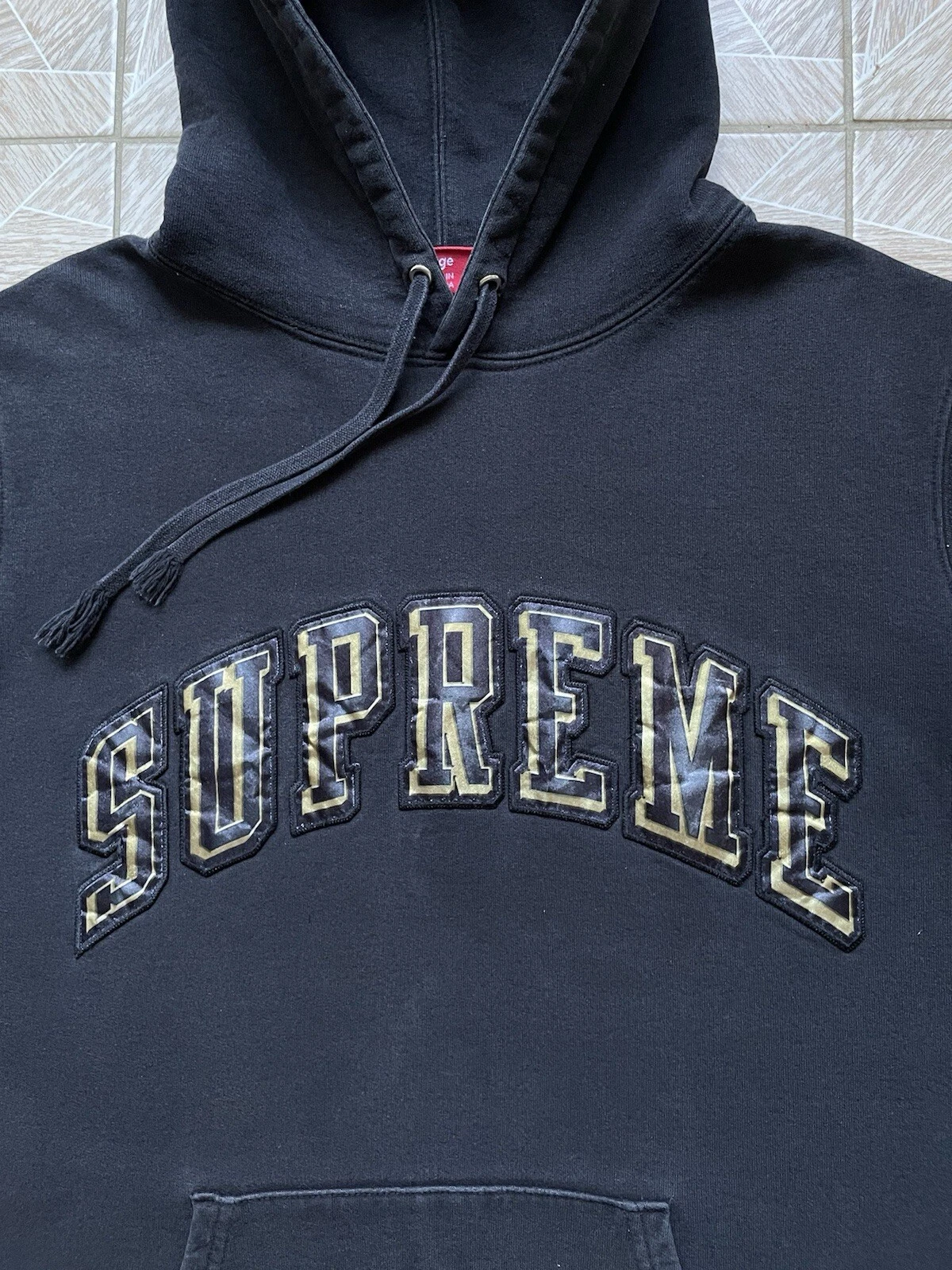 Felpa con cappuccio Y2K Supreme grande oro logo famosa in tutto il mondo nera made in Canada streetwear