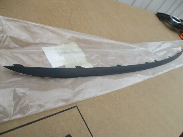 2010 2011 AUDI R8 REAR BUMPER CENTER TRIM MOLDING LOWER 420807811