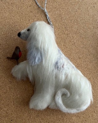 CREME AFGHANISCHER HUND mit WEIHNACHTSKEHLCHEN - Teil Nadelfilz HUND