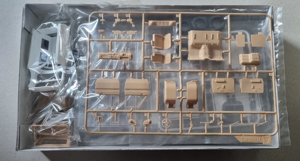 Meng Model VS-007 Set di pick-up in scala 1:35 Toyota Hilux e Toyota Land Cruise - Immagine 4 di 4