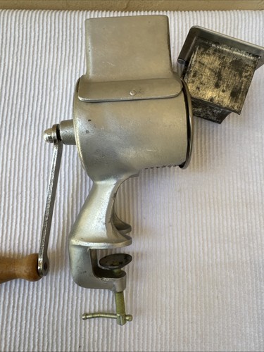 Vintage BERARDUCCI Bros. MCKEESPORT, PA da tavolo MORSETTO attacco MACINA FORMAGGIO GRATTUGIA - Foto 7 di 16