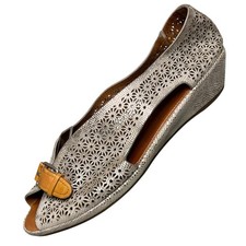 Gentle Souls Leather Laser Cut Flats Womens 8...
