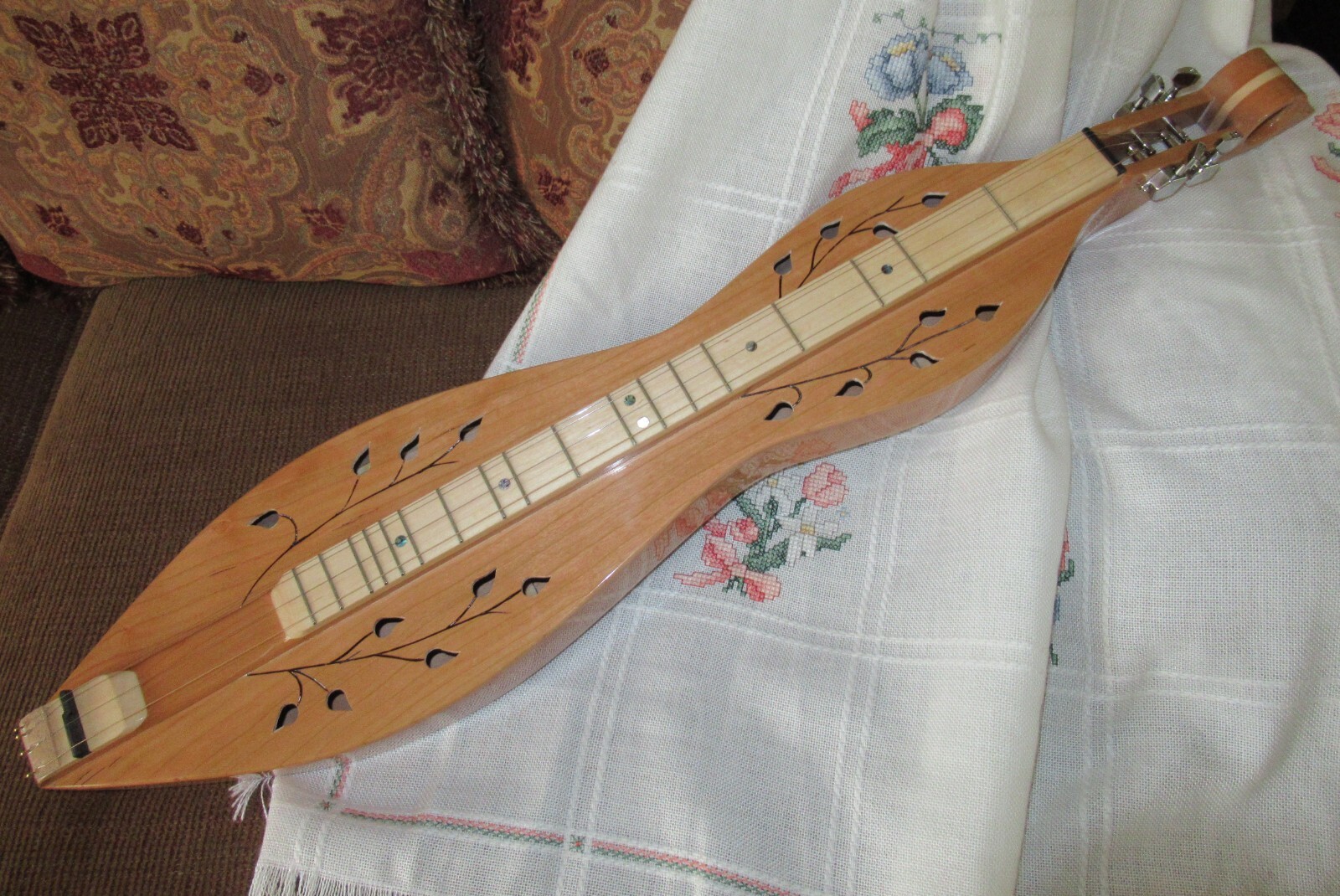 Maze Hourglass Mountain Dulcimer Made USA Leaves Sound holes all Cherry