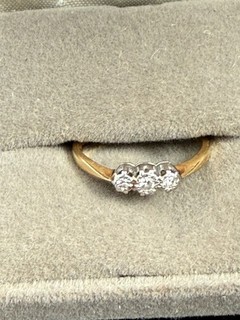 18ct gold and platinum trilogy diamond ring. 2.32 g