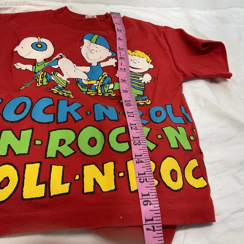 Conjunto de camisa y pantalones de patinaje vintage Charlie Brown & Gang Rock 'N Roll para niños Foto 2 de 4