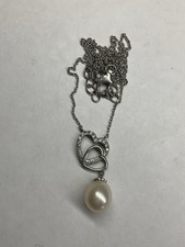 COLLIER EN ARGENT MASSIF ET PERLE DE CULTURE . MOTIF AUX DEUX CŒURS