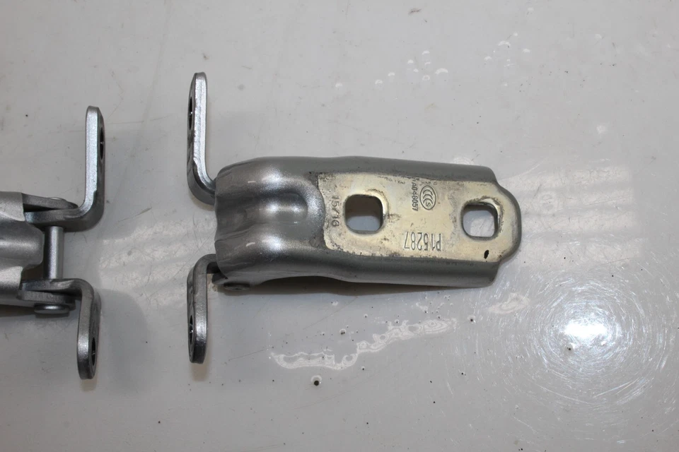 Juego de bisagras de puerta delantera izquierda Cadillac CTS 2014-2019 OEM Foto 2 de 4