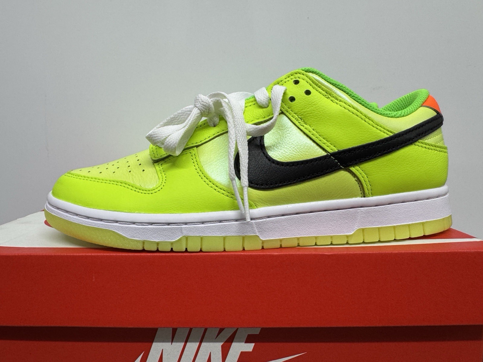 Nike Dunk Low SE Volt Fluorescent Yellow Green Size 8.5