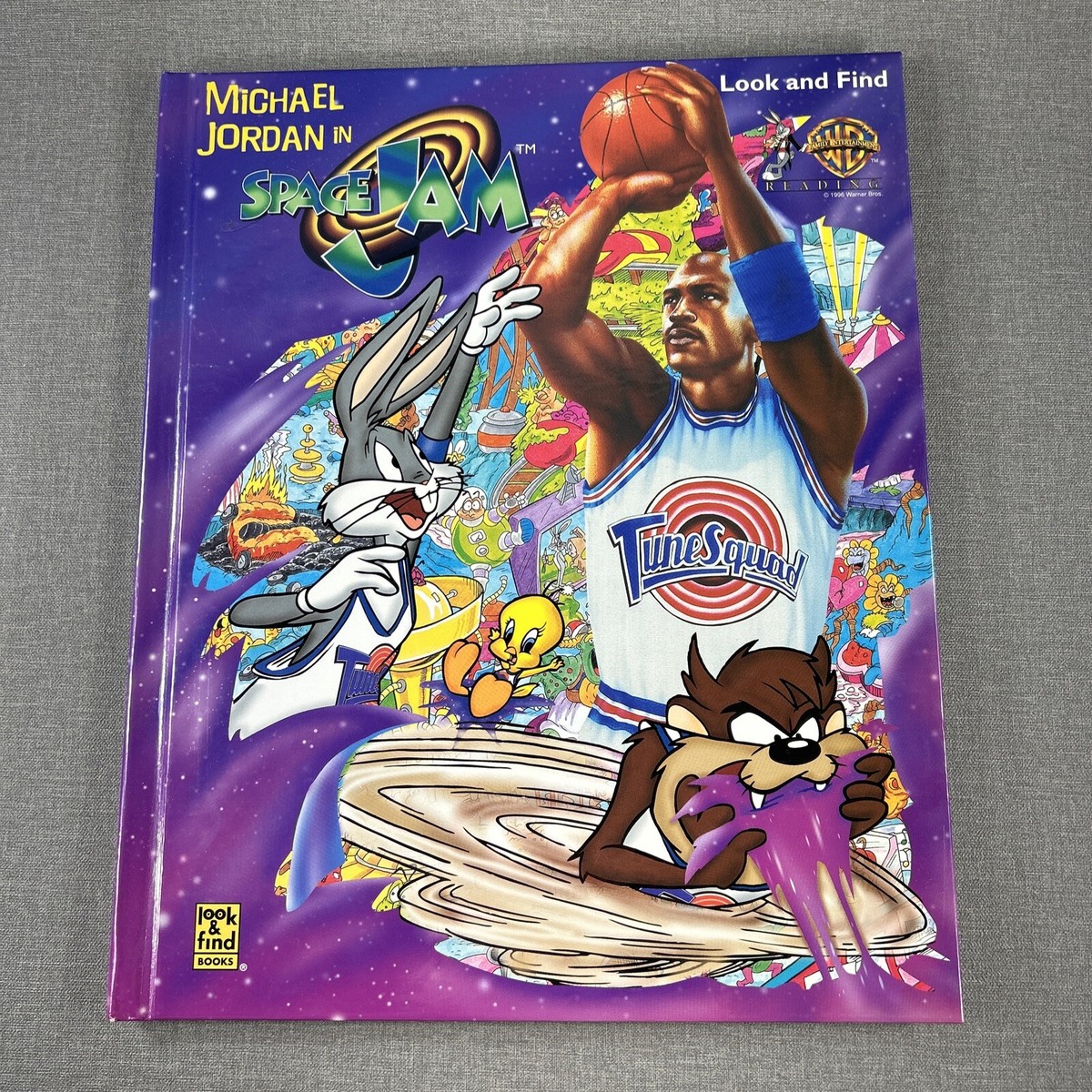 Michael Jordan  本 Michael Jordan In Space Jam ~ Look and Find Book Hardcover